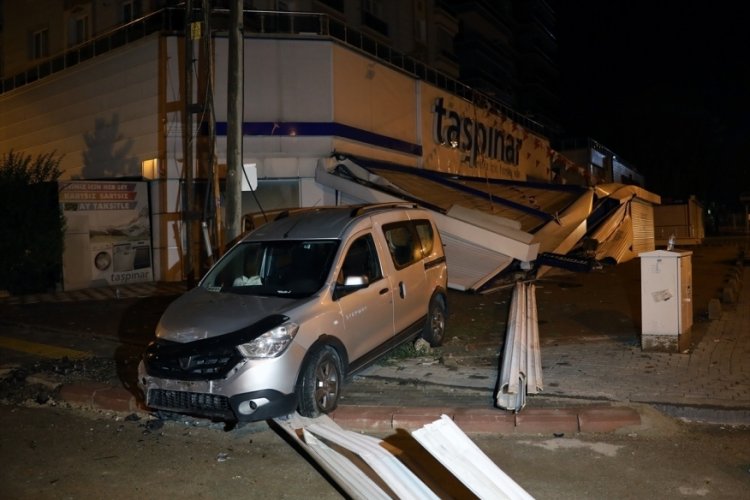 Ankara'da kontrolden &ccedil;ıkan ara&ccedil; mağazaya girdi