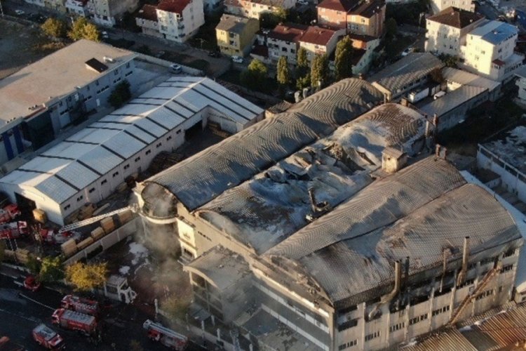 İstanbul Sultanbeyli'de yanan fabrikadaki hasar g&uuml;n ağarınca ortaya &ccedil;ıktı