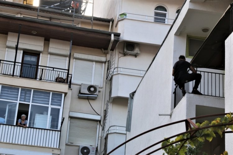 Antalya'da intiharı dondurma yiyerek izleyenleri g&ouml;r&uuml;nce "Size inat atlamayacağım" dedi
