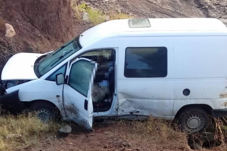 Başkentte hafif ticari ara&ccedil; dereye u&ccedil;tu: 1 &ouml;l&uuml;, 1 yaralı