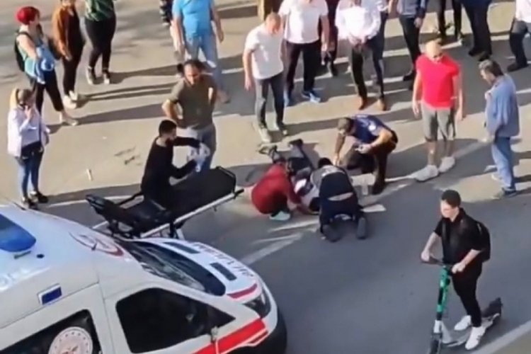 İstanbul Maltepe'de su almak i&ccedil;in yolun karşısına ge&ccedil;en &ouml;ğrenciye araba &ccedil;arptı