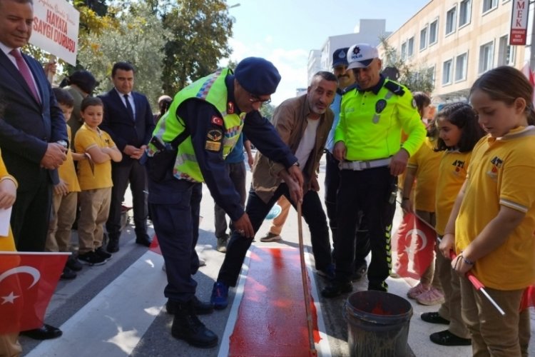 Bursa'da Orhangazi'de 'Yayalara &ouml;ncelik duruşu, hayata saygı duruşu'