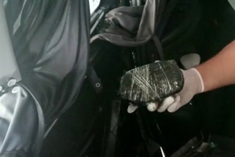 Osmaniye'de ş&uuml;phe &uuml;zerine durdurulan minib&uuml;ste 12 kilo esrar yakalandı