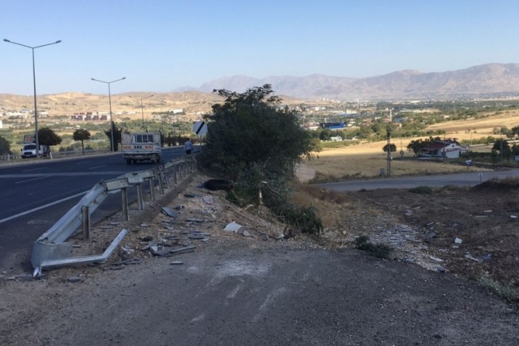 Elazığ'da pikap şarampole yuvarlandı: &Ccedil;ok sayıda yaralı var