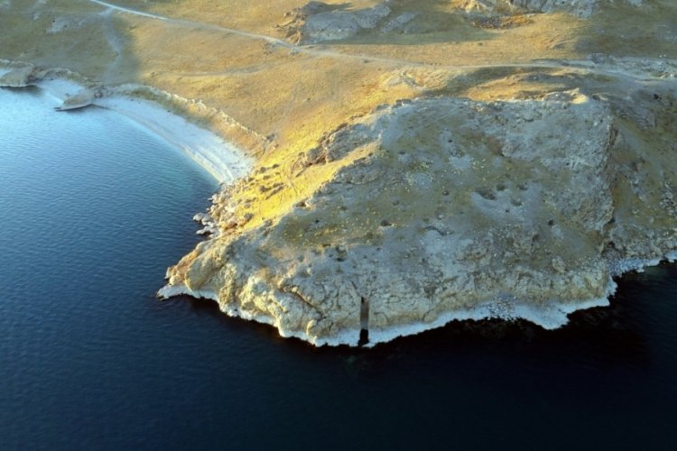 Van G&ouml;l&uuml;'nde sular &ccedil;ekildi, tarihi liman kalıntıları ortaya &ccedil;ıktı