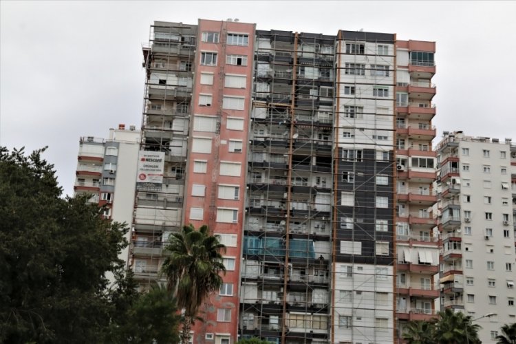Antalya'da 15 katlı binada g&uuml;venliksiz &ccedil;alışan iş&ccedil;iler şoke etti