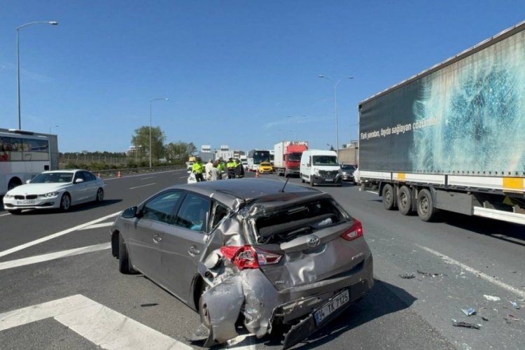 Kocaeli'de otomobil ile tır &ccedil;arpıştı: 1 yaralı