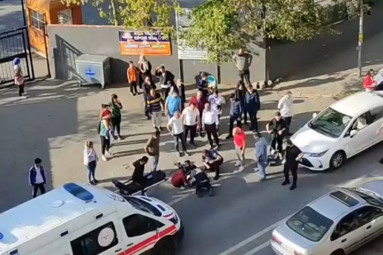 İstanbul'da karşı yola ge&ccedil;meye &ccedil;alışan &ccedil;ocuğa otomobil &ccedil;arptı