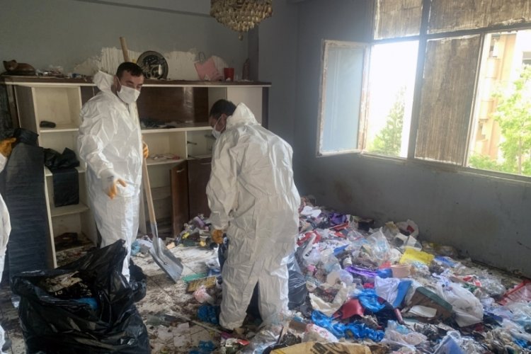 Adana'da polislerin ihbara gittiği evden kilolarca &ccedil;&ouml;p &ccedil;ıktı