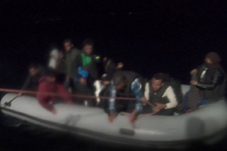 Balıkesir Ayvalık a&ccedil;ıklarında 17 g&ouml;&ccedil;men kurtarıldı