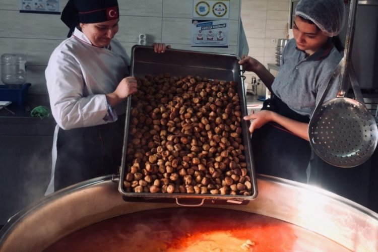 Bursa Orhangazi'de &ouml;ğrencilerin yemeklerini, &ouml;ğrenciler yapıyor!
