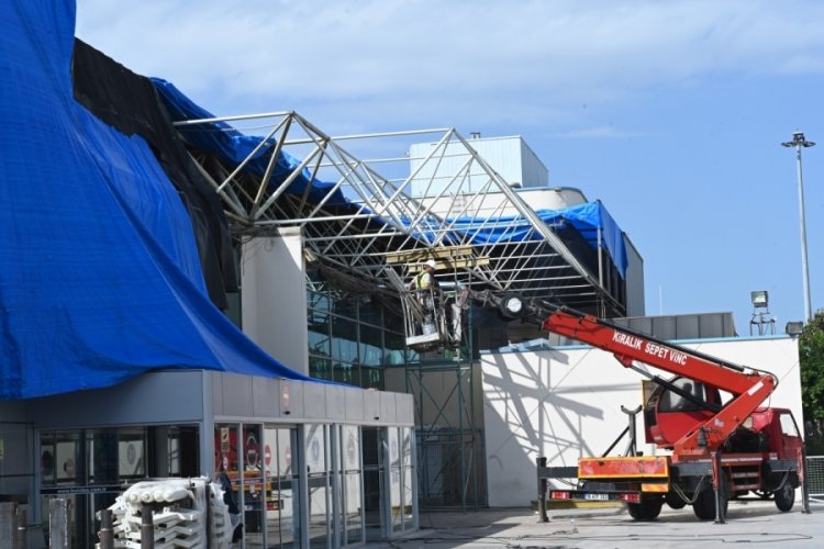 Bursa'nın fırtınada &ccedil;&ouml;ken terminal &ccedil;atısında sona yaklaşıldı
