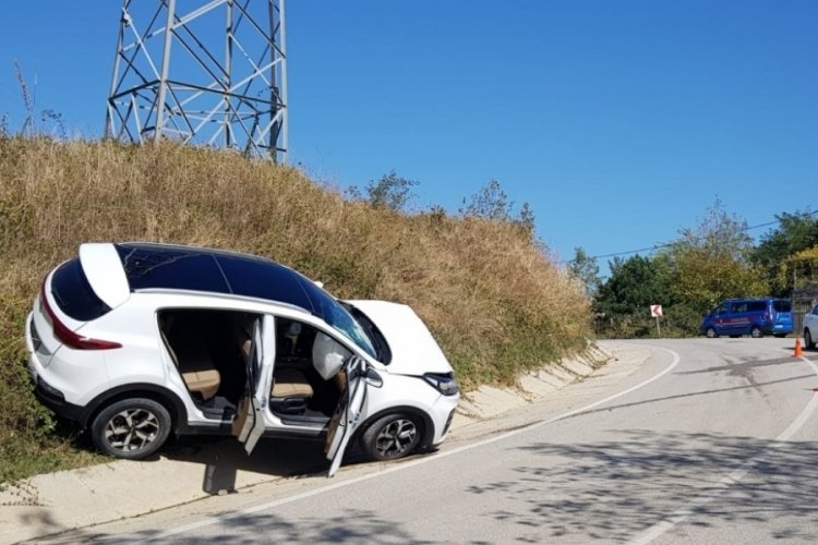 Yalova'da ciple otomobil kafa kafaya &ccedil;arpıştı
