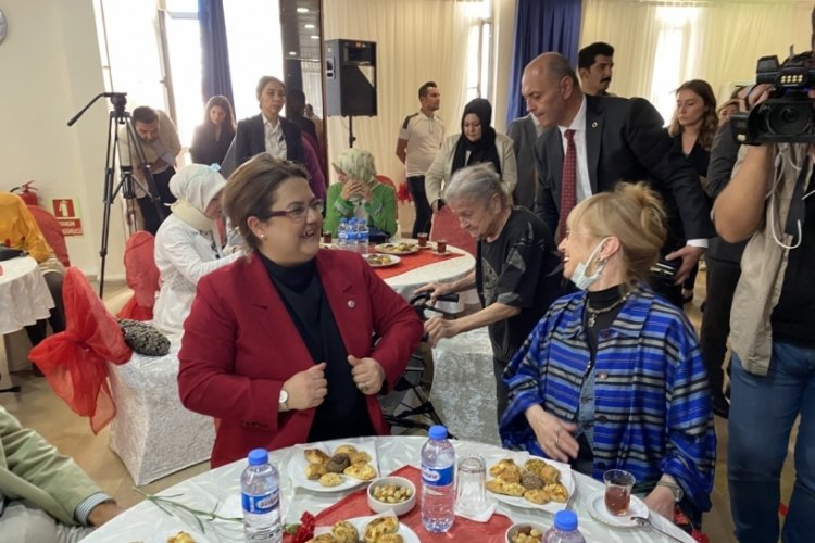 Derya Yanık'tan huzurevi ziyareti