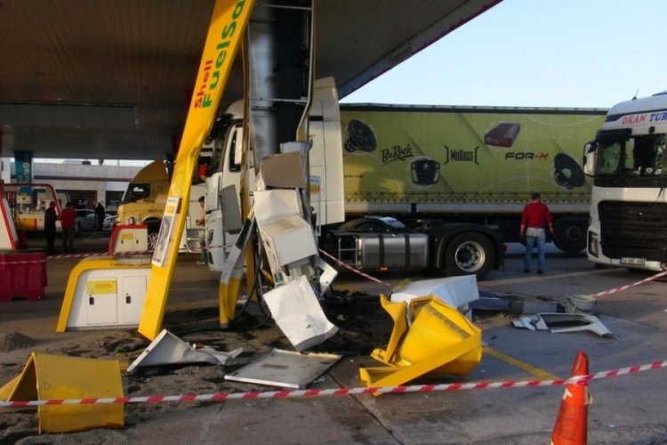 Kocaeli'de tır kontrolden &ccedil;ıktı, akaryakıt istasyonuna daldı!