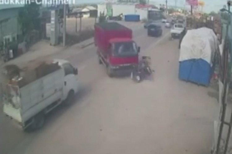Bursa'da kamyonet ile motosiklet &ccedil;arpıştı
