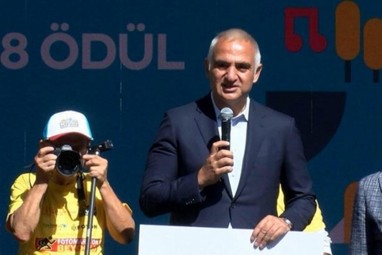 Bakan Ersoy Beyoğlu'nda 'fotomaraton'a katıldı