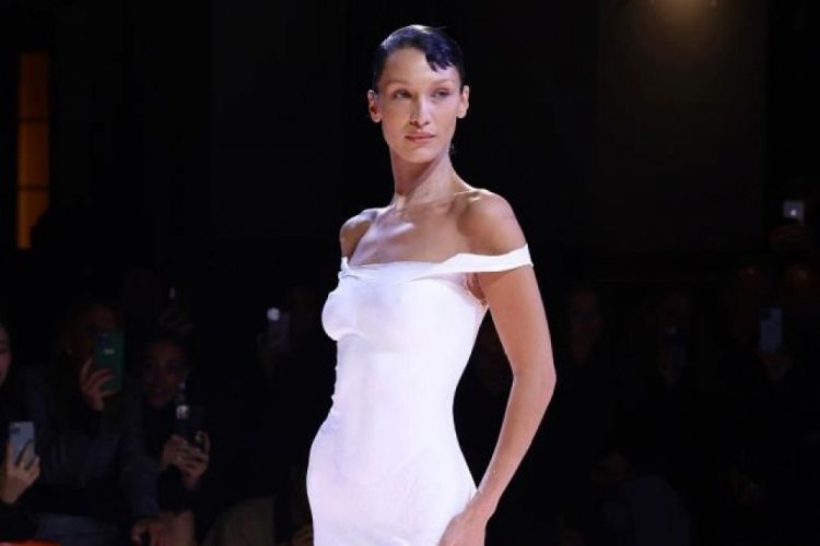 Bella Hadid, Paris Moda Haftası'na damga vurdu