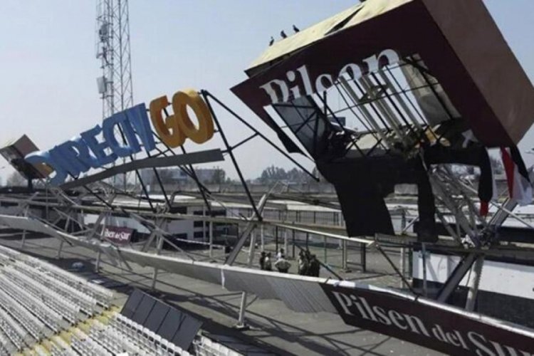 20 bin taraftarın izlediği antrenmanda stadyumun &ccedil;atısı &ccedil;&ouml;kt&uuml;