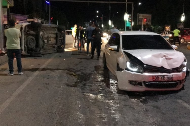 Elazığ'da otomobil ile hafif ticari ara&ccedil; &ccedil;arpıştı: Yaralılar var