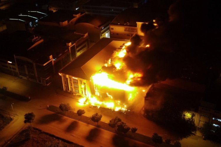 Bursa'da depoda yangın: 3 saatte s&ouml;nd&uuml;r&uuml;ld&uuml;