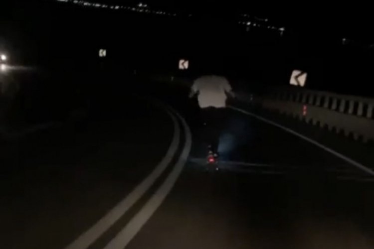 Bursa'da karayolunda tehlikeli scooter yolculuğu