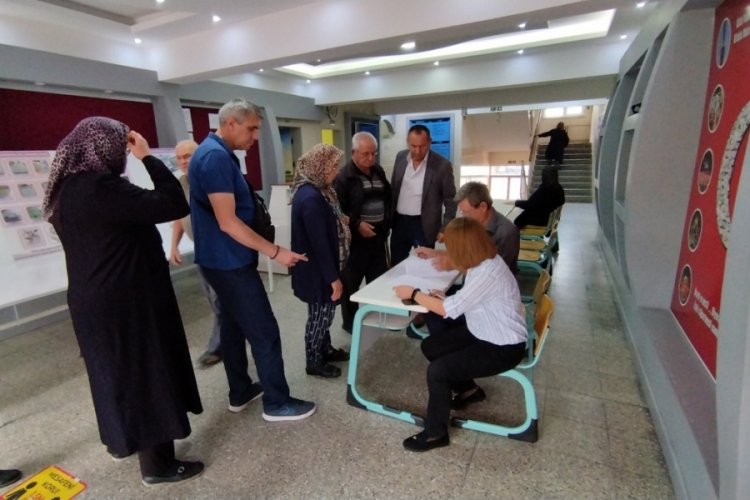 Bulgaristan se&ccedil;imleri i&ccedil;in Bursa'da sandığa gittiler