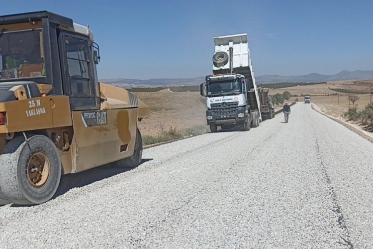 Uşak'ta yol yapım &ccedil;alışmaları s&uuml;r&uuml;yor