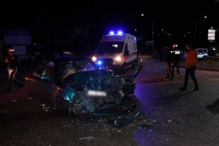 Bolu'da halk otob&uuml;s&uuml; ile otomobil &ccedil;arpıştı: Yaralılar var