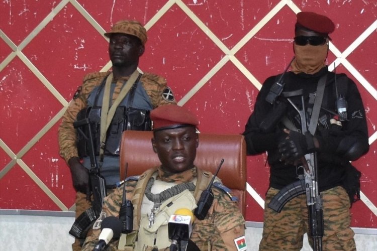 Burkina Faso Devlet Başkanı komşuya iltica etti