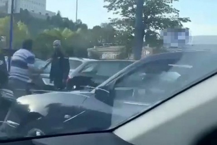 İstanbul'da trafiğin ortasında baltalı saldırı girişimi