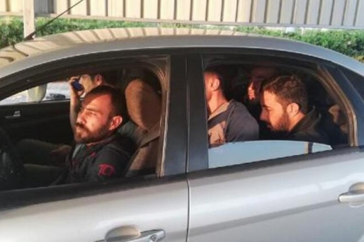 Osmaniye'de otomobil i&ccedil;inde 5 ka&ccedil;ak g&ouml;&ccedil;men yakalandı