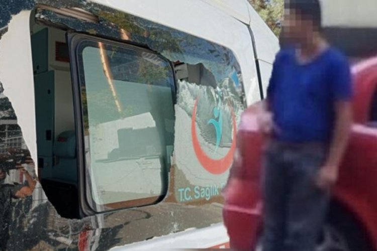 Kendisi i&ccedil;in gelen sağlık ekibinin kaburgasını kırdı