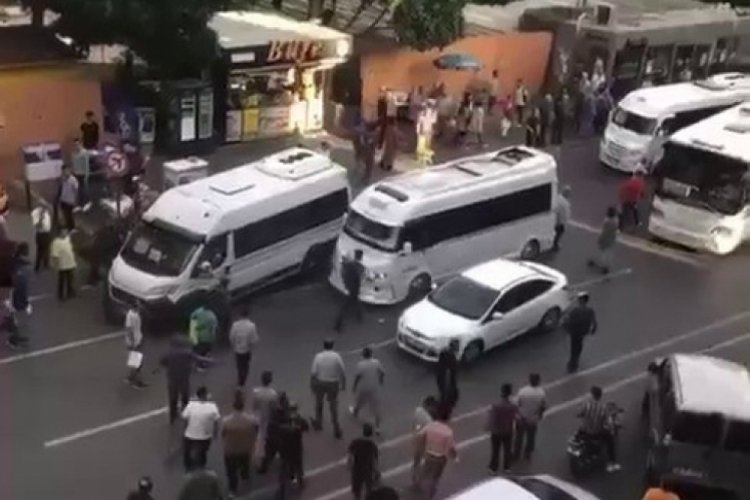 Sokak ortasında bı&ccedil;aklı kavga kamerada