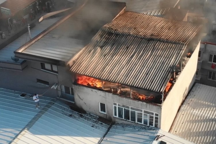 Bursa'da apartmanın &ccedil;atı katı alev alev yandı