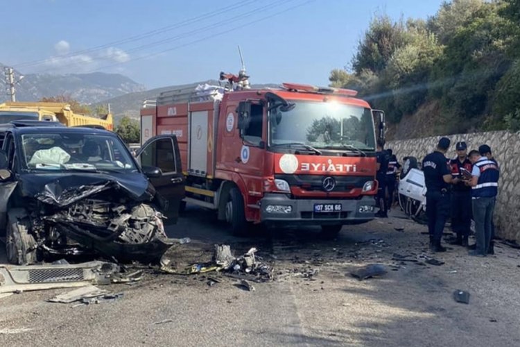 Antalya'da minib&uuml;s ile otomobilin &ccedil;arpıştığı kazada 2 kişi hayatını kaybetti