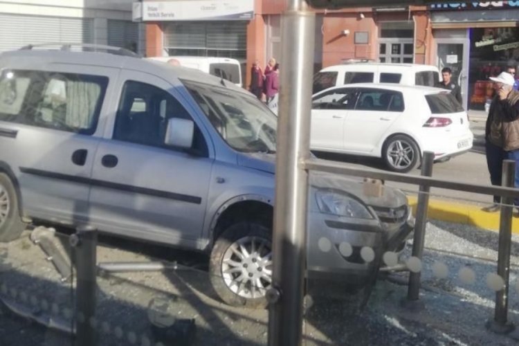 Eskişehir'de hafif ticari ara&ccedil; tramvay durağına daldı