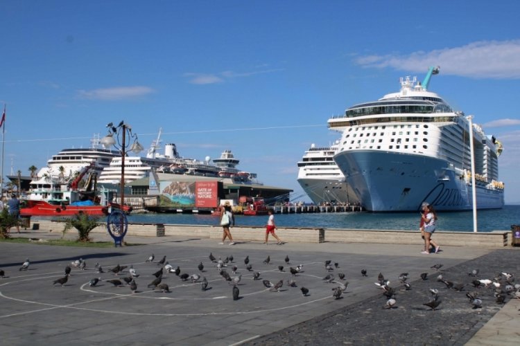 Aydın'ın Kuşadası il&ccedil;esine 4 kruvaziyerle 7 bin 879 turist geldi