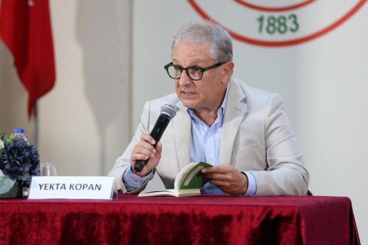 Yekta Kopan Bursalı gen&ccedil;lere "İpekli Mendil" &ouml;yk&uuml;s&uuml;n&uuml; okudu