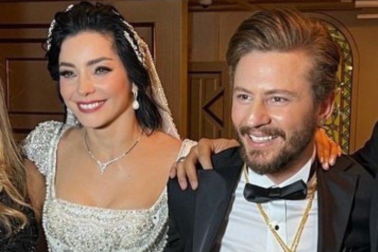Merve Boluğur ve eşi d&uuml;ğ&uuml;ne gelen konuğun boynundaki altın kolyeyi aldı