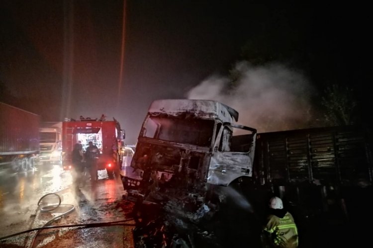 Bursa'da seyir halindeyken yangın &ccedil;ıkan tır bariyerlere &ccedil;arptı