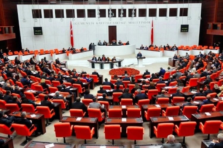 Dezenformasyonla m&uuml;cadele d&uuml;zenlemesinin ilk iki maddesi kabul edildi: İnternet basını i&ccedil;in flaş değişiklik
