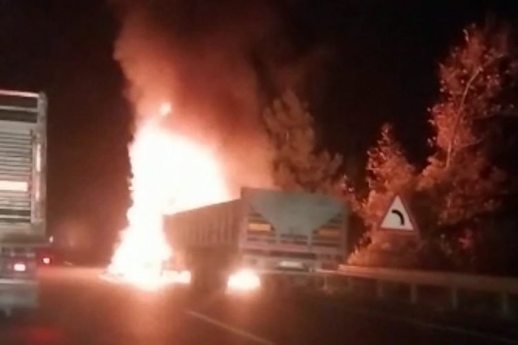 Bursa İneg&ouml;l'de seyir halindeki tır yandı