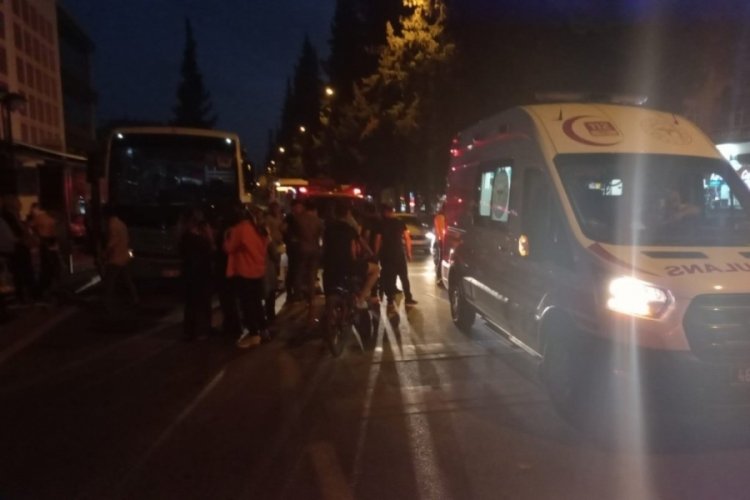 Kahramanmaraş'ta karşı yola ge&ccedil;meye &ccedil;alışan kişi otob&uuml;s&uuml;n altında kaldı