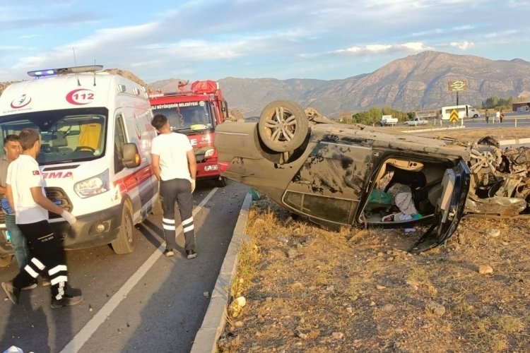 Denizli'de takla atan ara&ccedil;ta &ouml;l&uuml;mden d&ouml;nd&uuml;ler