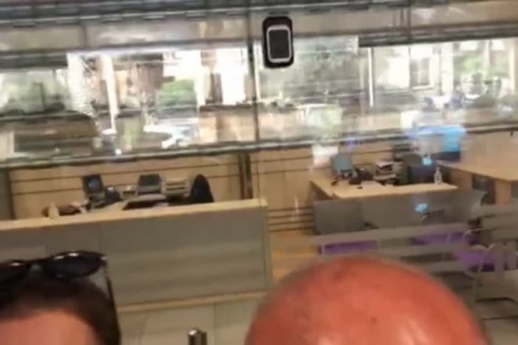 L&uuml;bnan'da milletvekili banka şubesini bastı