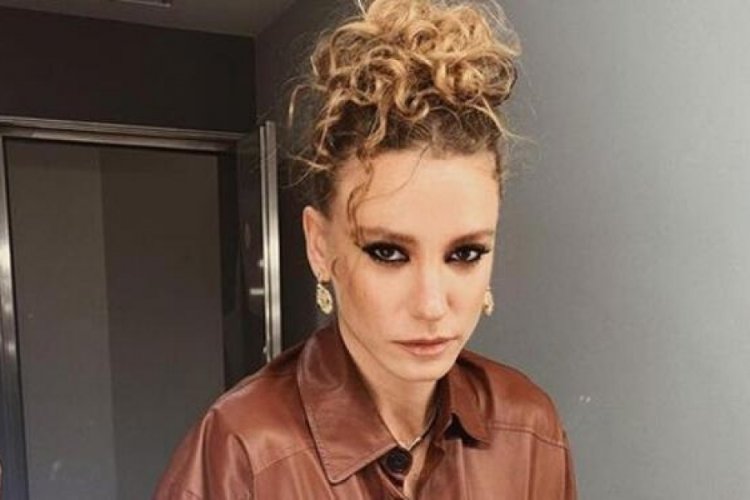Serenay Sarıkaya pembe peleriniyle kamera karşısında