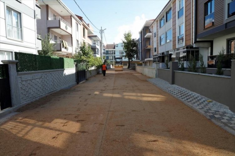 Bursa İneg&ouml;l'&uuml;n sokaklarında sathi kaplama &ccedil;alışmaları s&uuml;r&uuml;yor