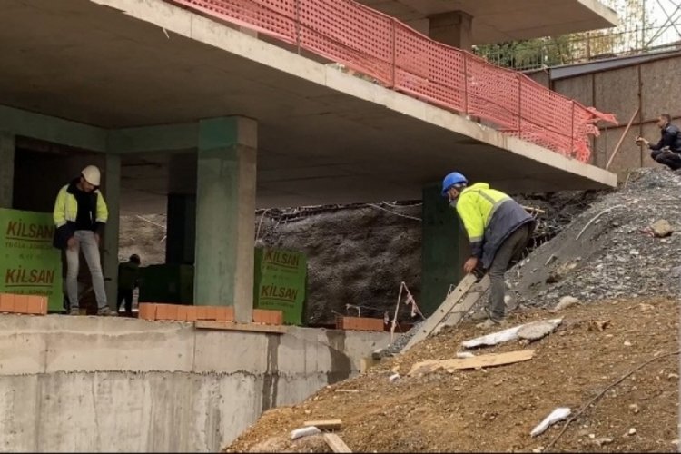İstanbul'da inşaatta bir iş&ccedil;i toprak altında kaldı