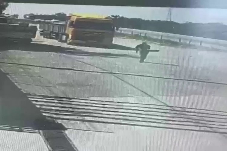 Adana'da korkun&ccedil; kaza! Tırın altına kalarak can verdi